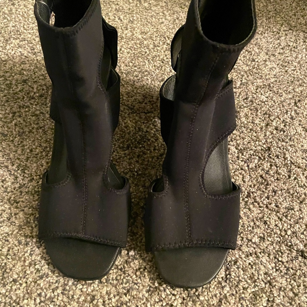Donald Pliner NWT Black sandal chunky heel size 8